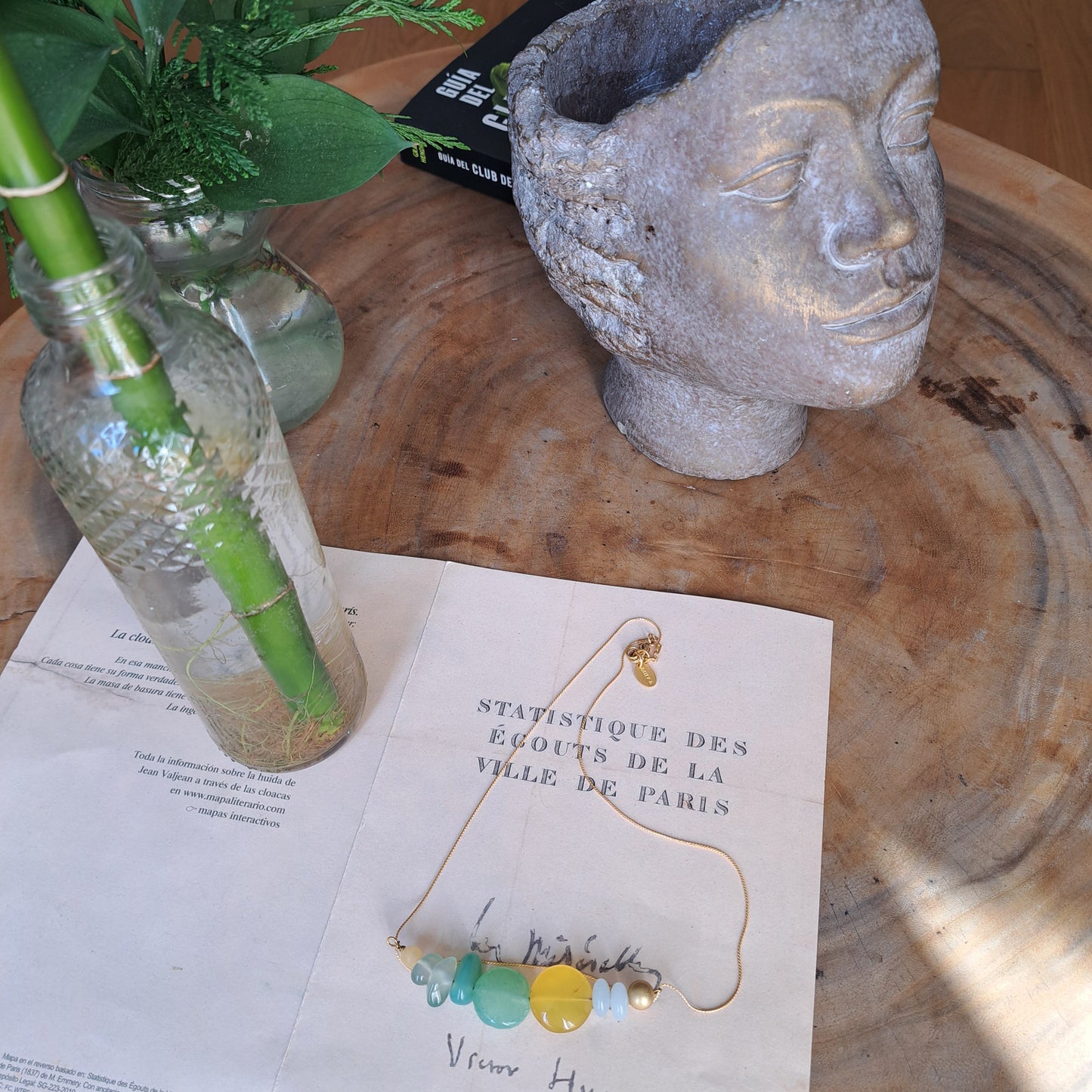 Collar de piedras en tonos verde, blanco y amarillo