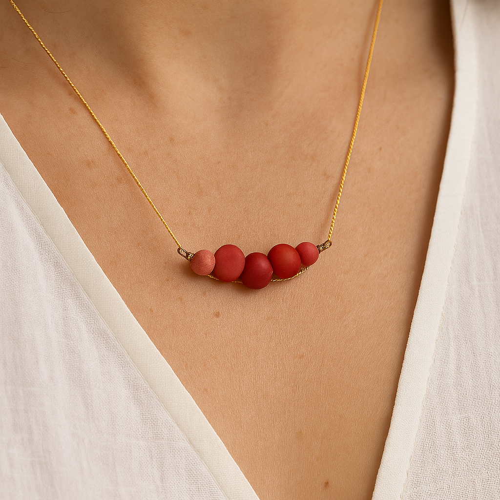 Collar con cuentas en tonos rojos