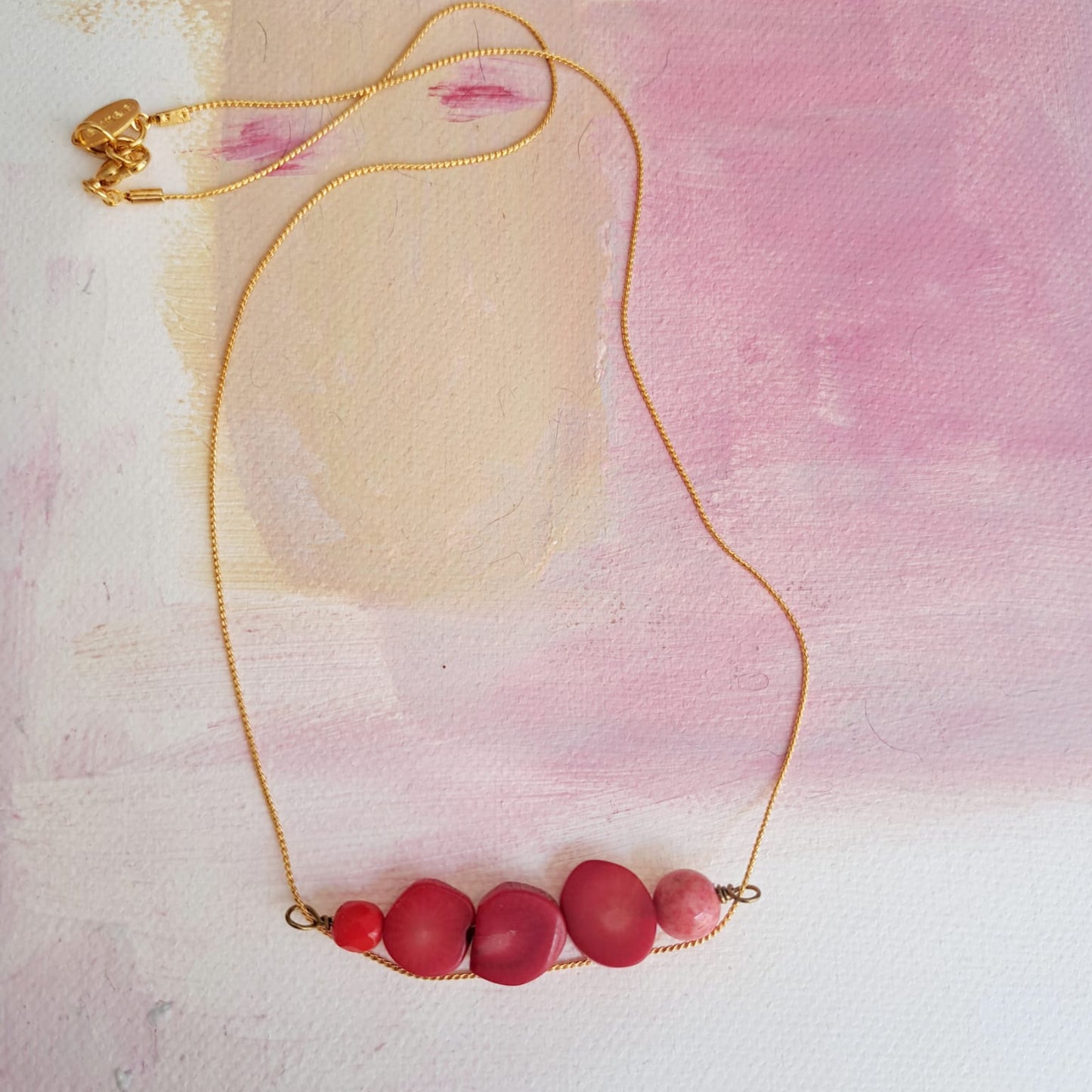 Collar con cuentas en tonos rojos