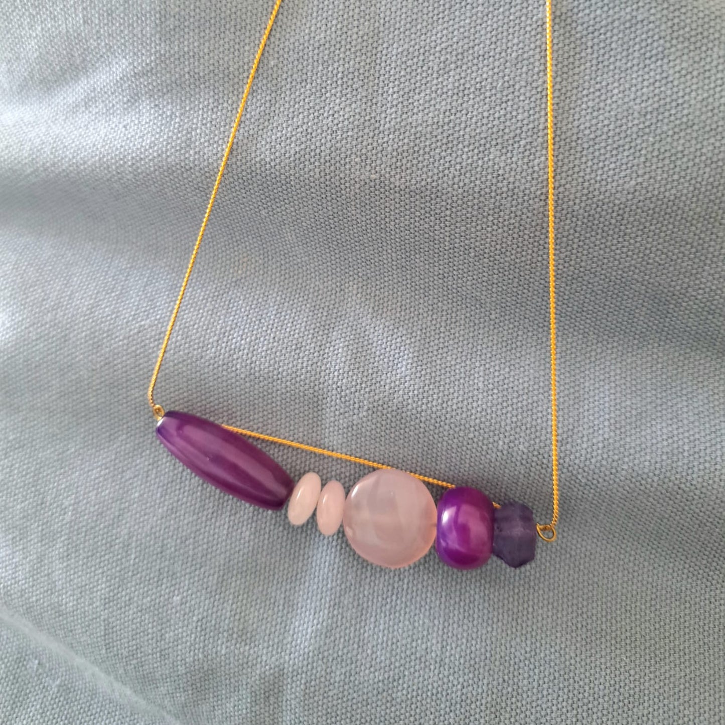 Collar en tonos violeta y lavanda