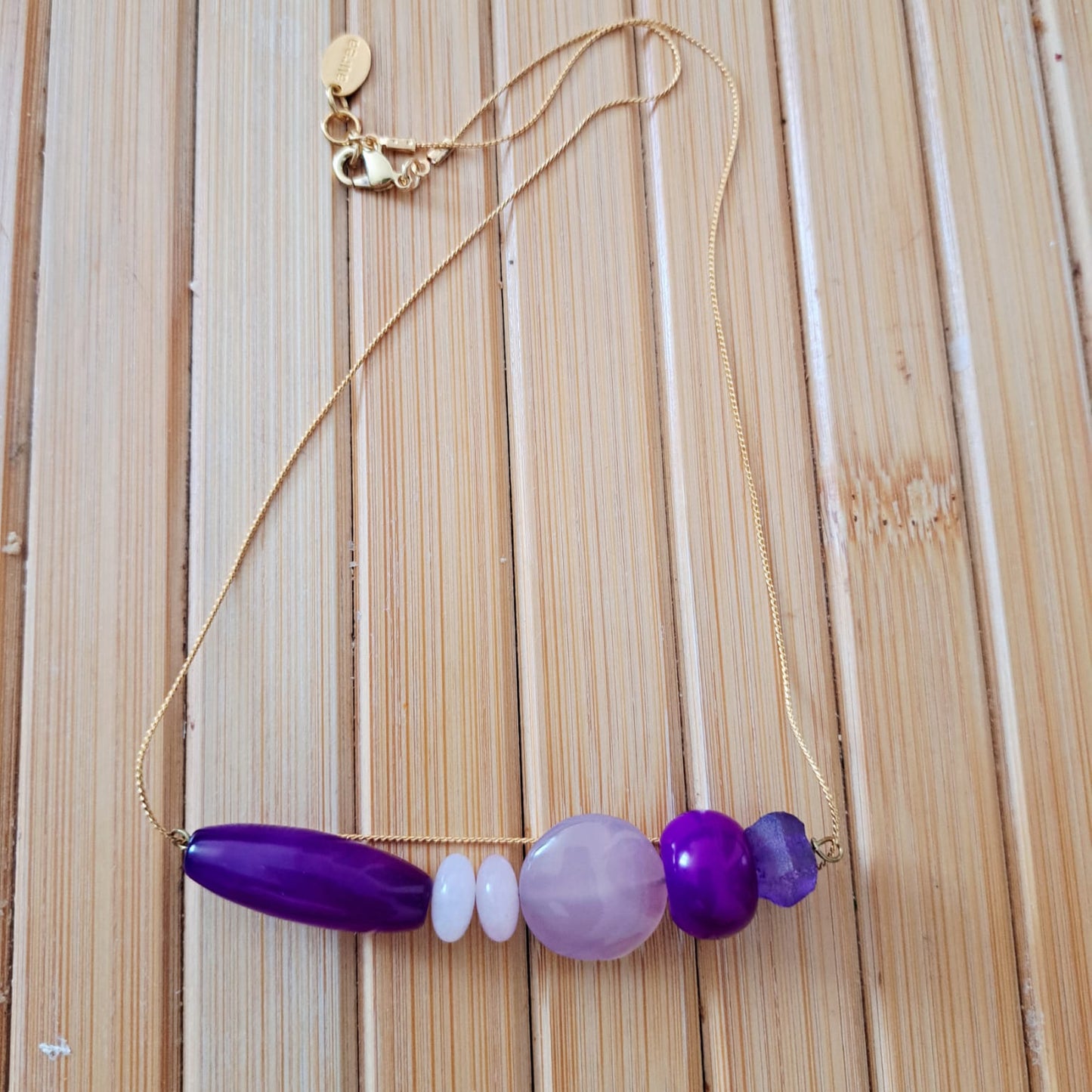 Collar en tonos violeta y lavanda