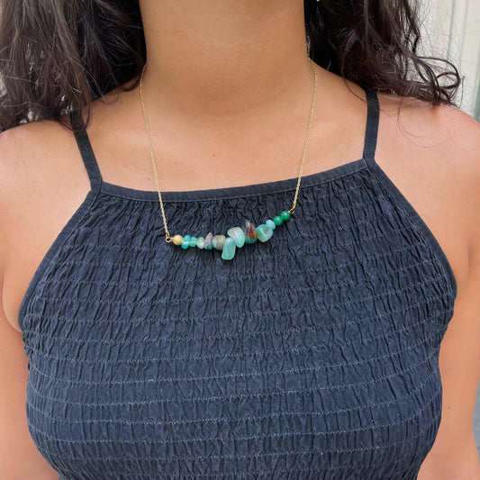 Verdeagua – Collar único con calcedonia, ágata y detalle dorado mate