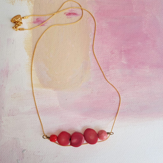Collar con cuentas en tonos rojos