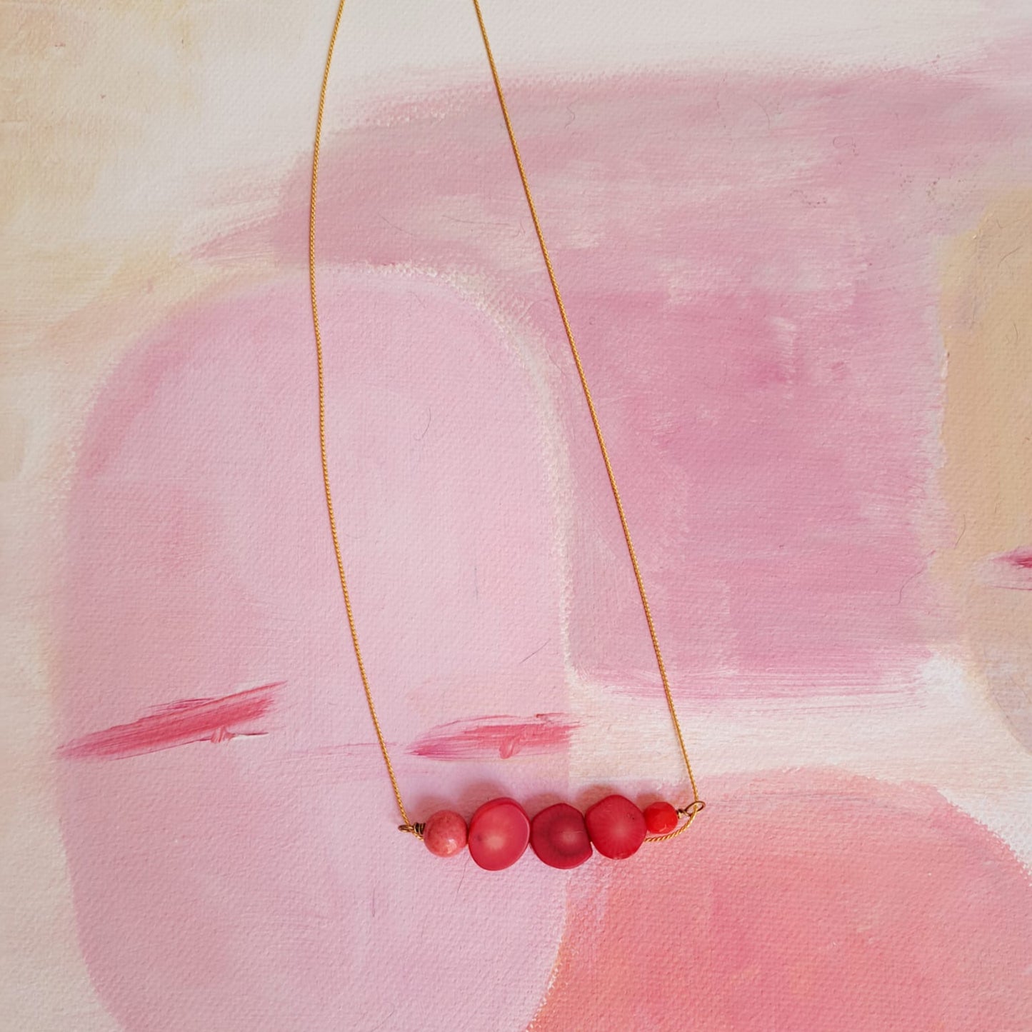Collar con cuentas en tonos rojos