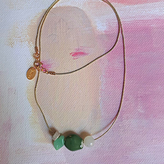Collar cerámica verde, hoja de cristal y cuarzo