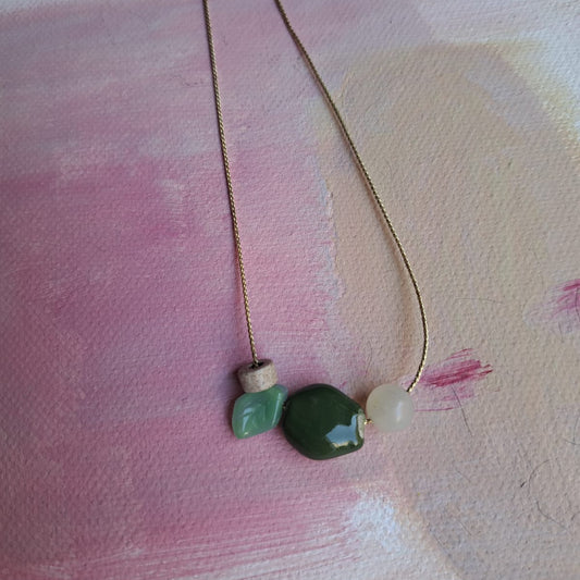 Collar cerámica verde, hoja de cristal y cuarzo