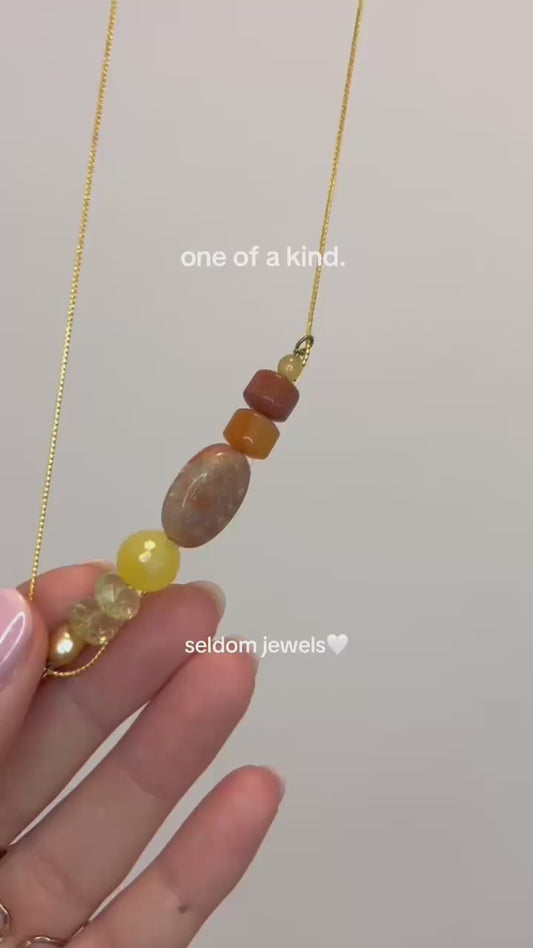 Collar único con ágata amarilla, citrino, jaspe y nácar